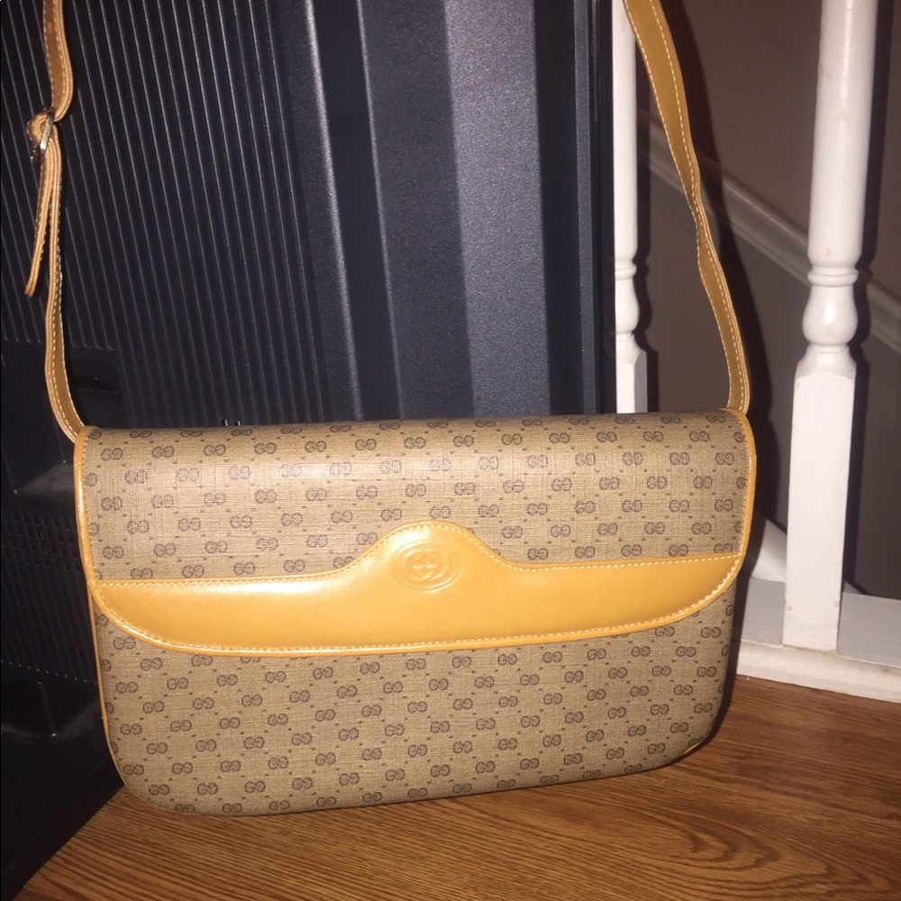 Vintage Gucci crossbody in mint condition!!